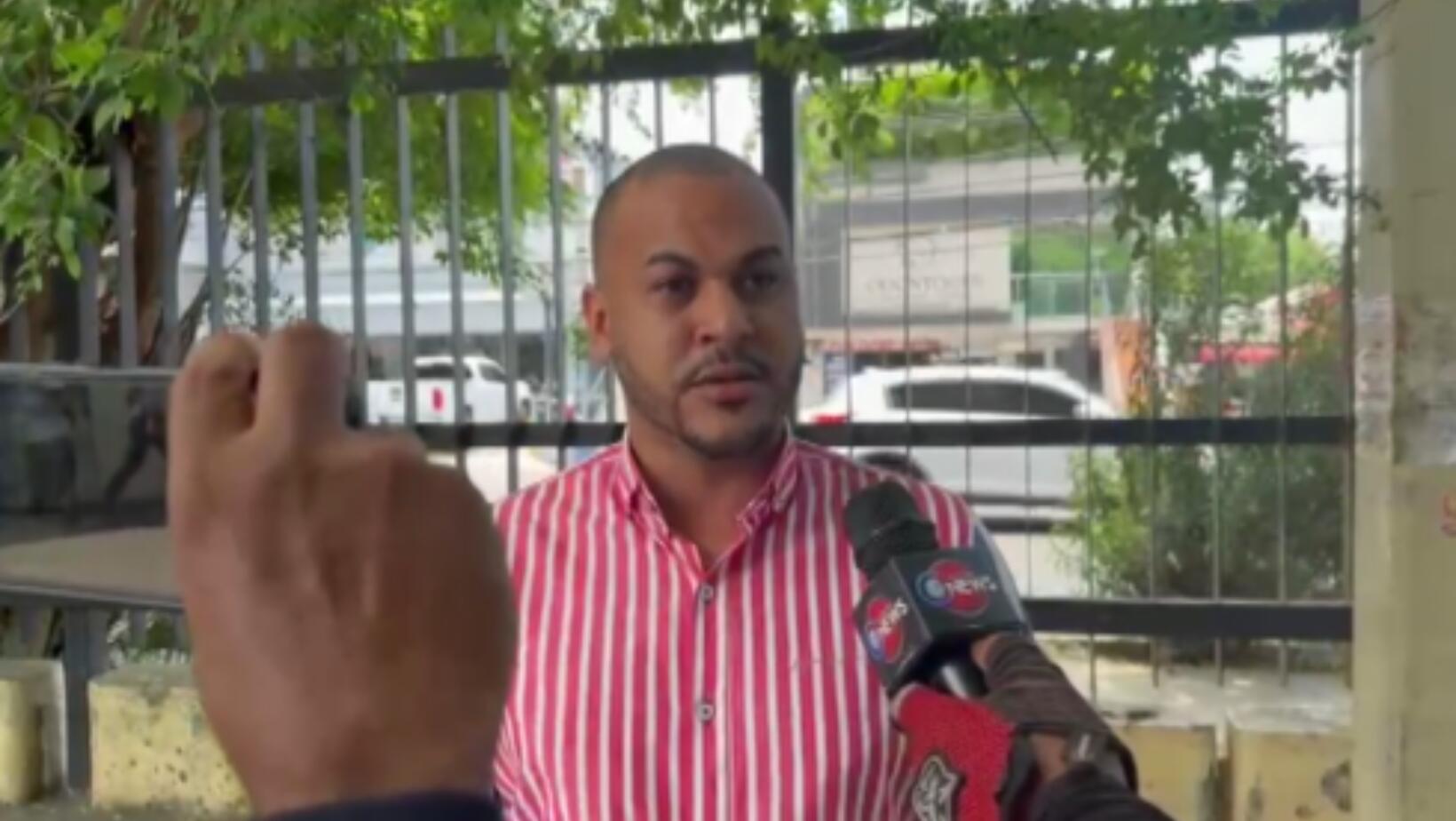 Regidor de Santiago denuncia persecución por parte de coronel de la Policía Nacional