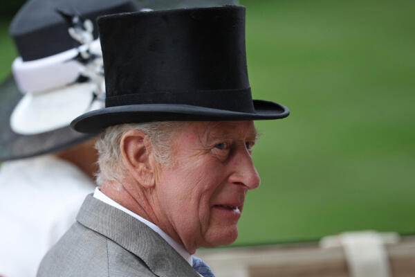 El rey Carlos III de Gran Bretaña llega antes de las carreras en el último día de la reunión de carreras de caballos Royal Ascot en Ascot, al oeste de Londres, el 21 de junio de 2025. AFP