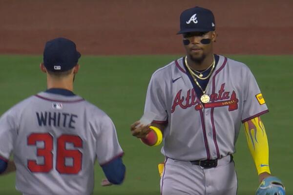 Ronald Acuña, al momento que sale de juego por lesión