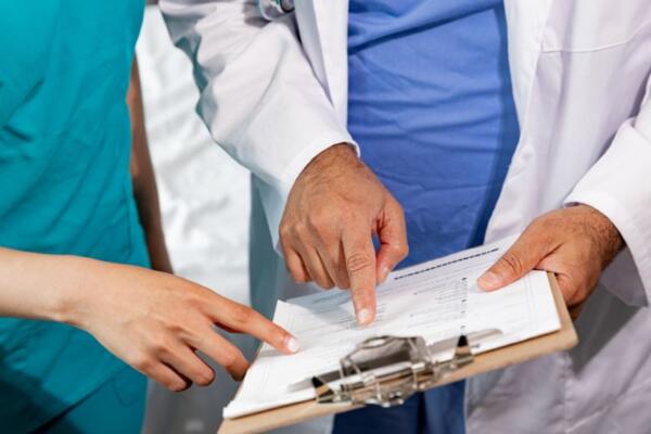 Salud Pública firma contratos con médicos de residencias en medicina interna