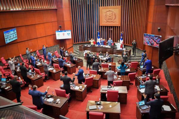 Legisladores exigen una investigación exhaustiva sobre la ejecución extrajudicial de cinco jóvenes en Santiago.