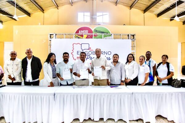 El acuerdo fue firmado por el director ejecutivo de la Opret, Rafael Santos Pérez, y el alcalde de Los Alcarrizos, Junior Santos. FOTO: fuente externa.