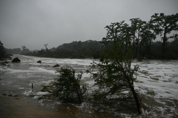 Continúa la búsqueda de desaparecidos tras inundaciones en Texas; suman más de 59 muertos