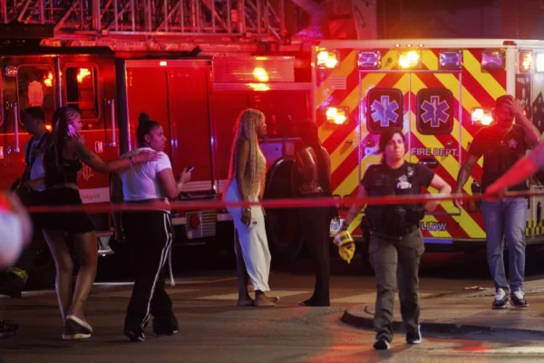 Tiroteo desde vehículo en Chicago deja cuatro muertos y 14 heridos tras fiesta en restaurante