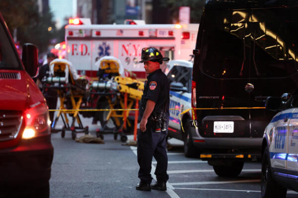 Un bombero permanece cerca de vehículos de emergencia mientras la policía responde a un tiroteo en el barrio de Midtown Manhattan, Nueva York, el 28 de julio de 2025. (Foto de CHARLY TRIBALLEAU / AFP)