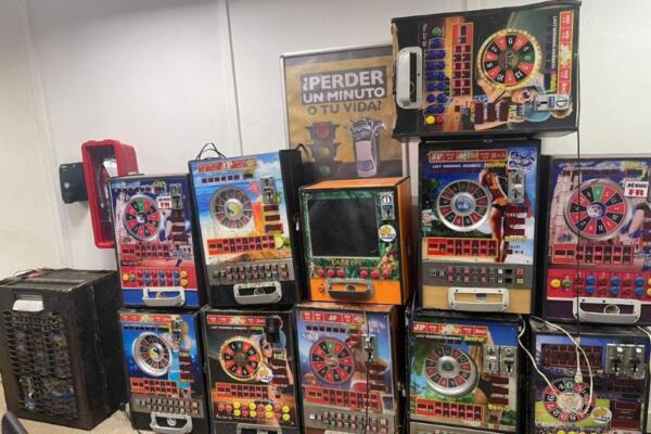 Confiscan sustancias ilícitas y máquinas tragamonedas durante operativos en Santiago de los Caballeros.