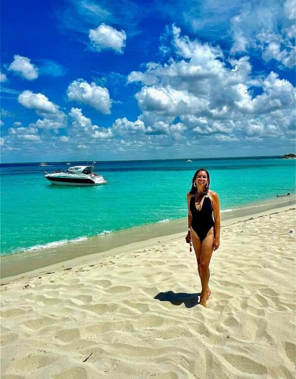Giselle Blondet en trikini negro frente al mar en Isla Catalina
