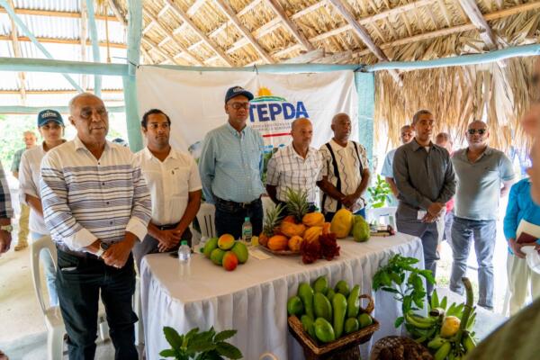 La entrega de los caminos interparcelarios rehabilitados fue encabezada por el ingeniero Antonio Olivo.