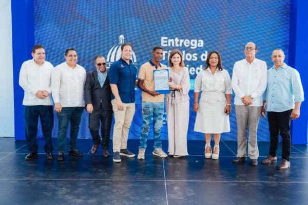 La vicepresidenta Raquel Peña y el ministro de Vivienda hicieron entrega este sábado de 74 nuevos títulos de propiedad.