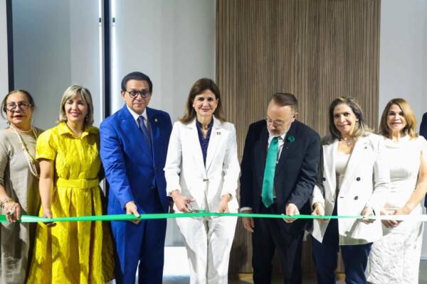 Vicepresidenta Raquel Peña inaugura áreas de cuidados intensivos en Santiago