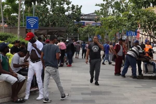 En la mayor ciudad fronteriza del sur de México, se encuentra la migrante cubana Ghislayne Jiménez Moret, quien narró a EFE que pagó pasajes de 5.000 dólares de su país hasta Nicaragua y de ese país fue trasladada a la frontera de México con Guatemala por otros traficantes.
