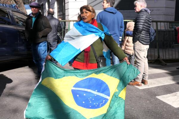 Lula da Silva acudió al domicilio de Fernández inmediatamente después de concluir la 66 Cumbre del Mercosur, donde recibió la presidencia pro tempore del bloque de manos de su par argentino, Javier Milei.