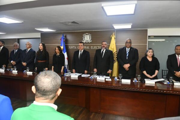 La Junta Central Electoral (JCE), celebró este sábado, la graduación de 200 miembros de partidos,  agrupaciones y movimiento politicos 