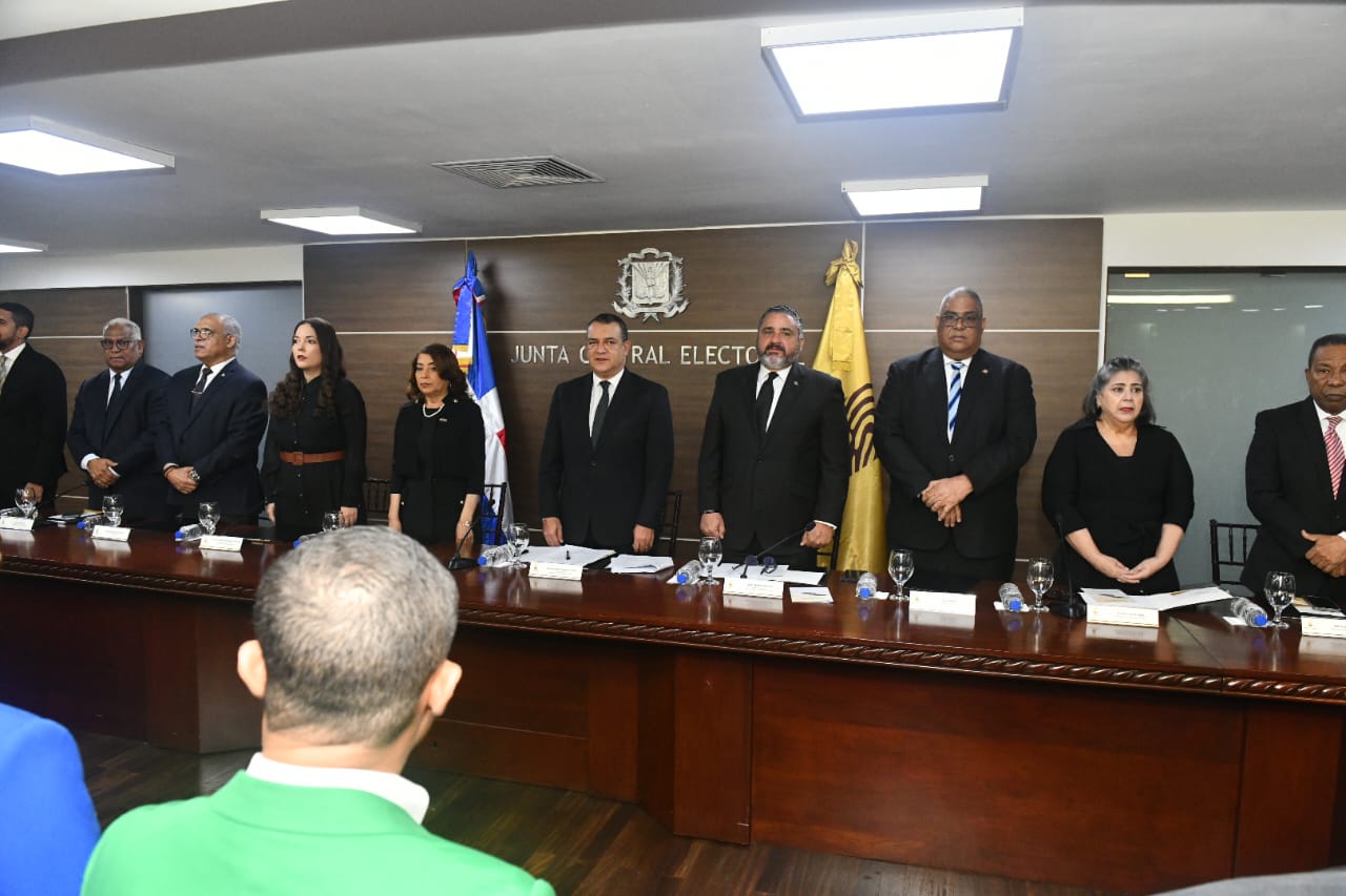 La Junta Central Electoral (JCE), celebró este sábado, la graduación de 200 miembros de partidos, agrupaciones y movimiento politicos
