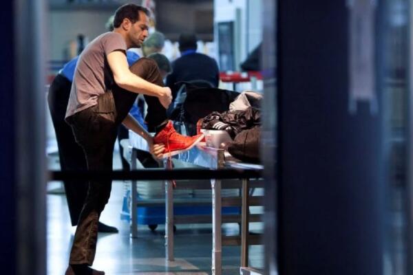 La medida pone así fin a una norma que ha sido obligatoria durante casi 20 años en los aeropuertos estadounidenses.
