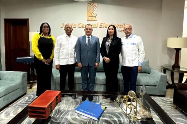 El cónsul de República Dominicana en New Jersey se reunió con el presidente de la JCE para mejorar servicios a dominicanos en el exterior. Foto: Fuente externa