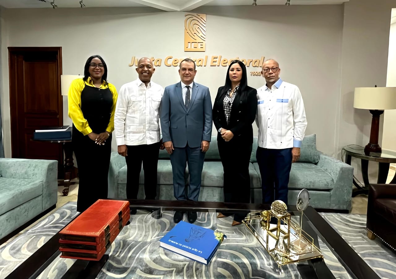 El cónsul de República Dominicana en New Jersey se reunió con el presidente de la JCE para mejorar servicios a dominicanos en el exterior. Foto: Fuente externa