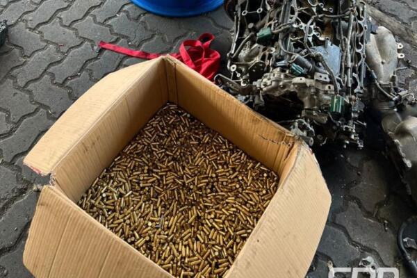 La Dirección General de Aduanas (DGA) decomisó 8,396 cápsulas de municiones calibre 9 mm, ocultadas dentro de un motor usado de un vehículo