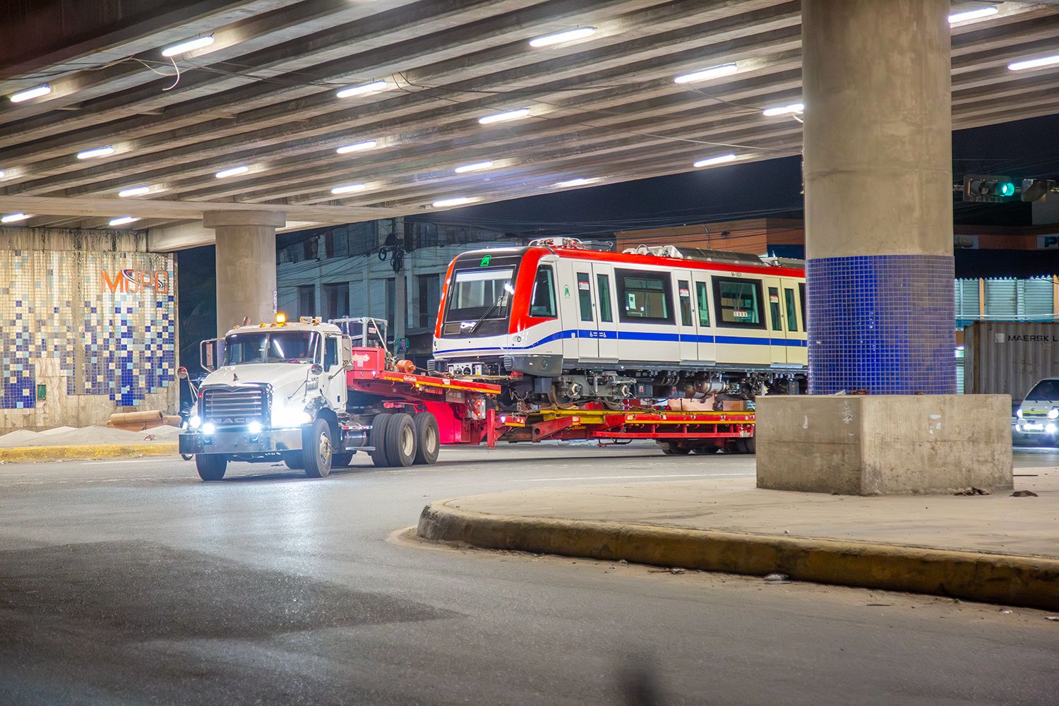Los trenes, del modelo Metrópolis 9000, Serie 6, fueron fabricados por la empresa Alstom en su planta industrial de Santa Perpetua, Barcelona, bajo los más altos estándares de calidad, seguridad y eficiencia.