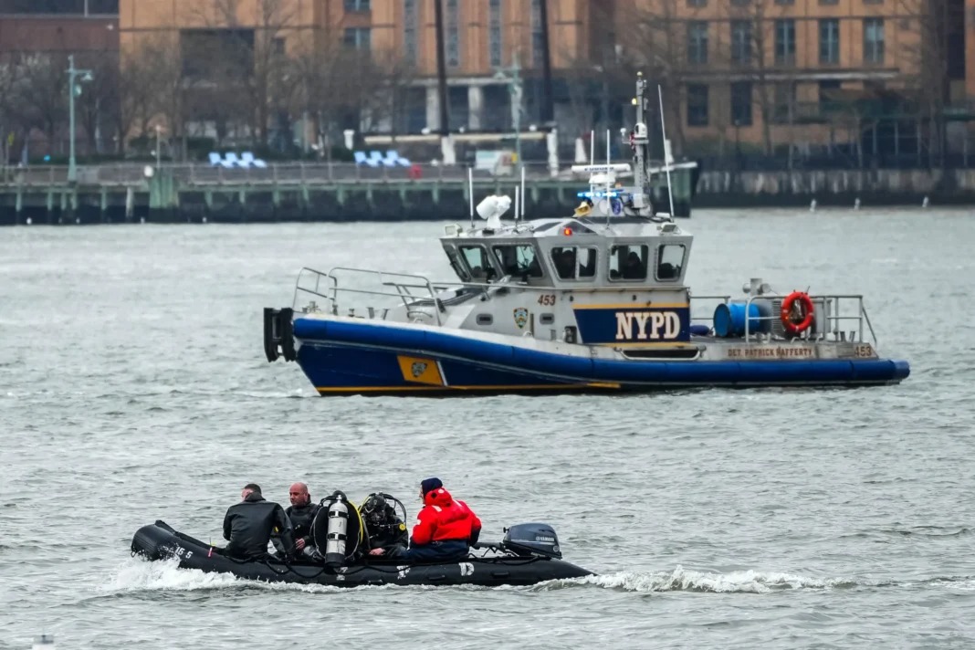 Este nuevo hallazgo coincide con los esfuerzos continuos del Departamento de Policía de Nueva York (NYPD) y el personal marino del FDNY para localizar a una mujer que desapareció en el Hudson River el pasado martes.