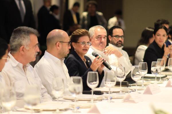  La vicepresidenta de la República, Raquel Peña, compartió un almuerzo con los jefes de misión del cuerpo diplomático acreditado en el país