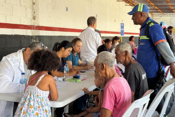 Residentes del sector agradecieron a Carolina Mejía por su cercanía; se realizaron 147 consultas. Foto: fuente externa