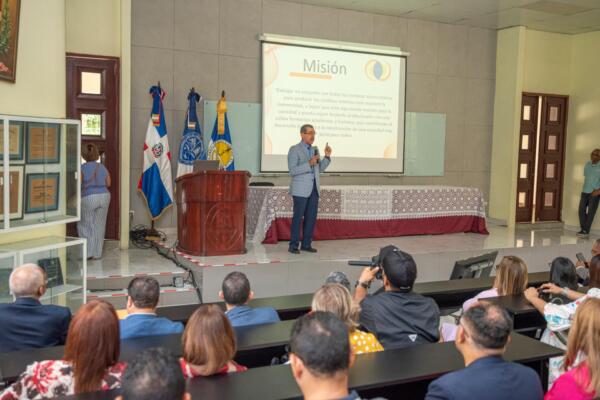 El próximo rector de la UASD, doctor Jorge Asjana David, se dirige a los presentes.