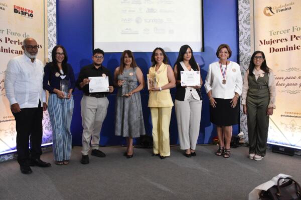 Histórica fotografía en la que las primeras ganadoras del Premio Periodista Pía Rodríguez, Yamira Taveras, Natacha Féliz Franco y Rosa Castillo, junto al ganador de la tercera mención de honor, Elian Rivas, y la ganadora de la primera mención de honor, Shadai Eves, junto a Persio Maldonado, director El Nuevo Diario; la hija de Pía Rodríguez, Dania Goris, y la CEO de Ciudadanía Fémina, Elvira Lora. 