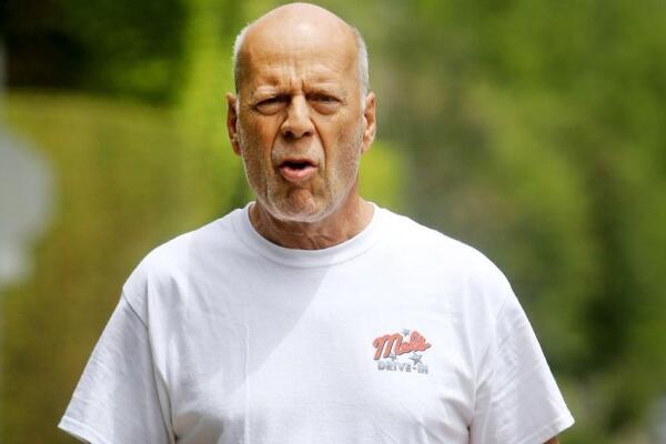 Esto se une a lo que explica The Express Tribune, asegurando que el actor ha sufrido un fuerte deterioro las últimas semanas: “La afasia y la demencia frontotemporal de Bruce Willis han progresado hasta el punto de que apenas puede hablar, leer o caminar”.