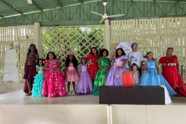 Niñas con sus vestidos de gala y casual. 