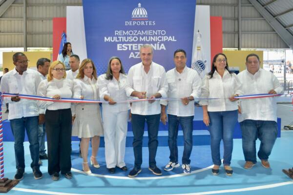 Presidente Abinader y ministro Kelvin Cruz entregan dos multiusos remozados en Azua