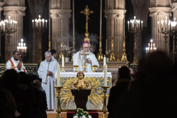 Imagen del arzobispo Thibault Verny, recién nombrado por el papa León como presidente de la Pontificia Comisión para la Protección de los Menores, durante la celebración de una misa. Foto: EFE