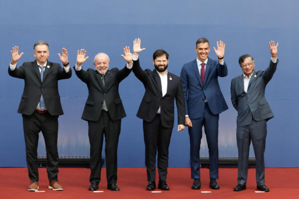 De izquierda a derecha: el presidente de Uruguay, Yamandú Orsi; el presidente de Brasil, Luiz Inácio Lula da Silva; el presidente de Chile, Gabriel Boric; el presidente del Gobierno de España, Pedro Sánchez, y el presidente de Colombia, Gustavo Petro, posan en el marco de la cumbre en defensa de la democracia, este lunes, en el Palacio de La Moneda, en Santiago (Chile). Foto: fuente EFE