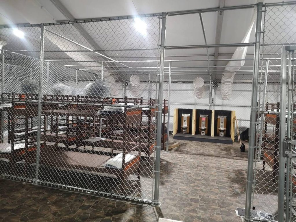 Traslado desde Puerto Rico, un dominicano pasó 24 h sin comida ni higiene en Alcatraz Caimán; legisladores denuncian “humanos enjaulados”.