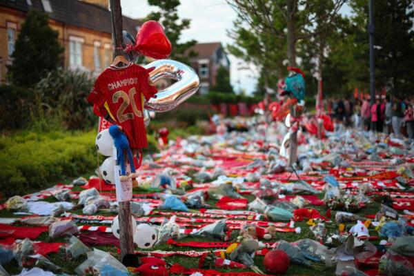 Fotografía que muestra varios objetos durante un homenaje al futbolista Diogo Jota este jueves, a las afueras del estadio de Anfield en Liverpool (Gran Bretaña). Jota falleció en un accidente de tráfico en España junto con su hermano André Silva. EFE/Adam Vaughan