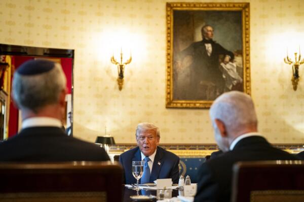 El presidente de Donald Trump (C) habla con el primer ministro de Israel, Benjamín Netanyahu (d). EFE/EPA/AL DRAGO / POOL