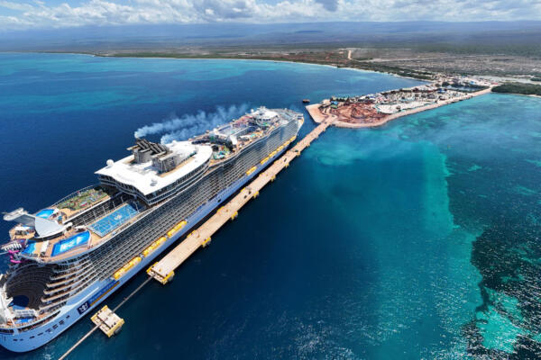 El crucero de lujo Oasis of the Seas atracando en Cabo Rojo