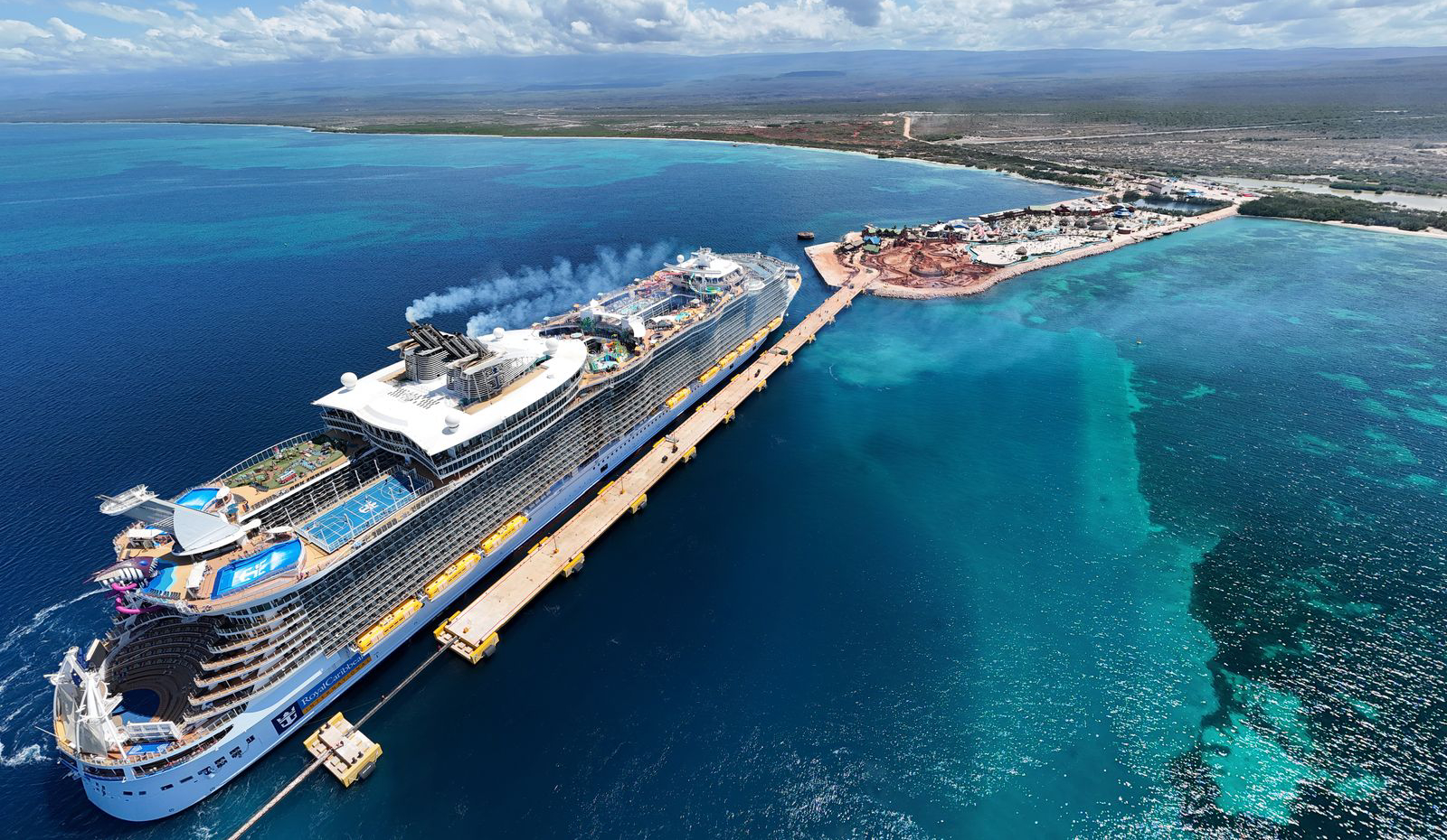 El crucero de lujo Oasis of the Seas atracando en Cabo Rojo