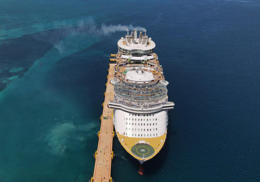 Crucero de lujo atracado en puerto de República Dominicana