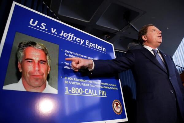 Fotografía de archivo de una conferencia de prensa sobre el arresto del financiero estadounidense Jeffrey Epstein, en Nueva York (EE. UU.). EFE/ Jason Szenes