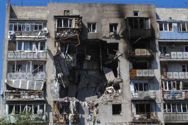 Vista general de los daños causados por un ataque ruso con drones en un edificio residencial en Odesa, Ucrania, el 24 de julio de 2025. EFE/EPA/IGOR TKACHENKO