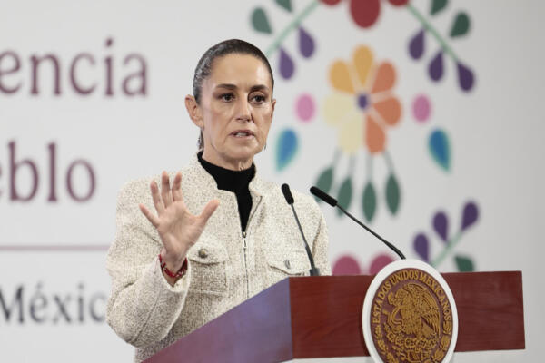 La presidenta de México, Claudia Sheinbaum, habla durante una rueda de prensa este jueves, en el Palacio Nacional de la Ciudad de México (México). EFE/José Méndez