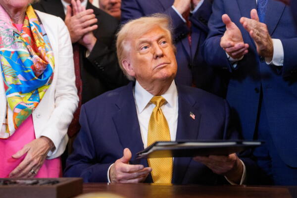 El presidente de EEUU, Donald Trump, muestra su proyecto de ley firmado durante la ceremonia de firma de la 'Ley para Detener el Tráfico Letal de Fentanilo', en la Sala Este de la Casa Blanca en Washington, D.C., EE. UU., el 16 de julio de 2025. EFE/AARON SCHWARTZ / POOL