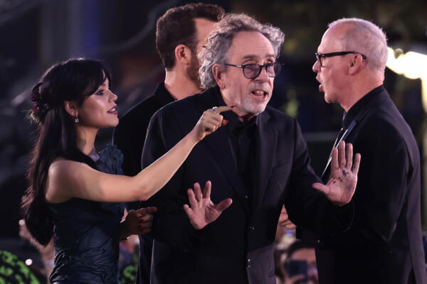 Fotografía de archivo de la actriz estadounidense Jenna Ortega (i) y el cineasta californiano Tim Burton (c), protagonista y director de la serie 'Wednesday', en Ciudad de México. EFE/José Méndez