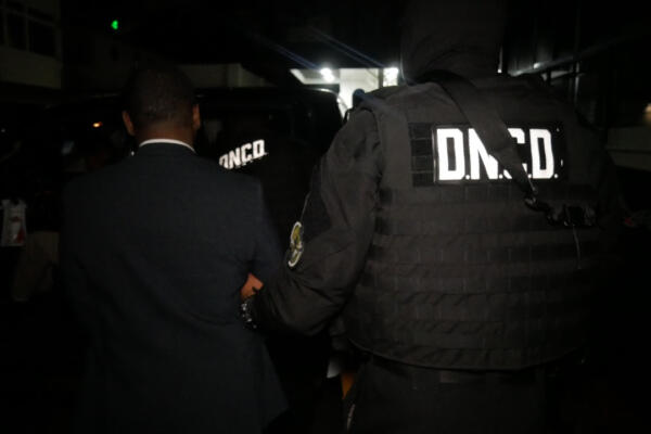 Luis Francisco Soriano escoltado por agentes durante su extradición