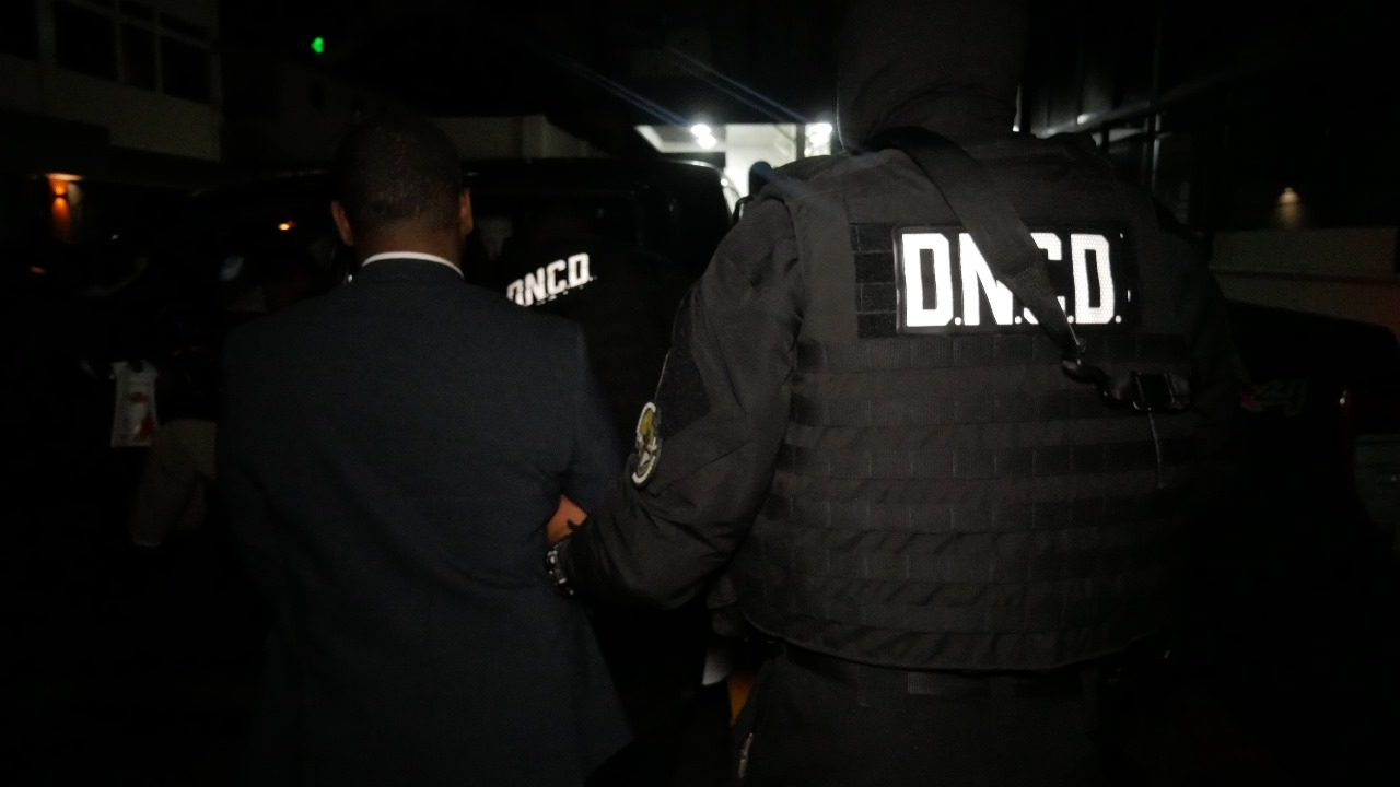 El dominicano Luis Francisco Soriano escoltado por agentes durante su extradición