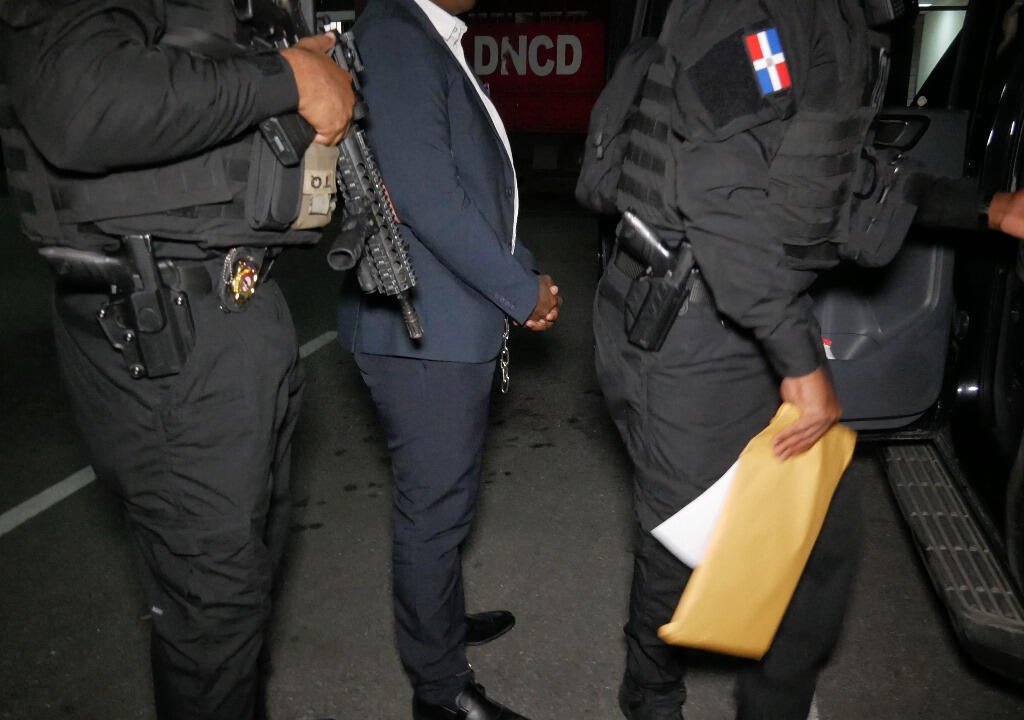 Luis Francisco Soriano escoltado por agentes durante su extradición
