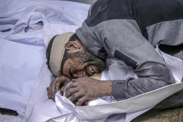 Un hombre palestino llora el cuerpo de su hijo fallecido en el hospital Al Shifa tras un ataque aéreo israelí en la ciudad de Gaza, el 15 de julio de 2025. EFE/EPA/MOHAMMED SABER
