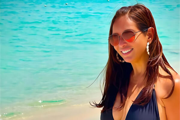 Giselle Blondet en trikini negro frente al mar en Isla Catalina