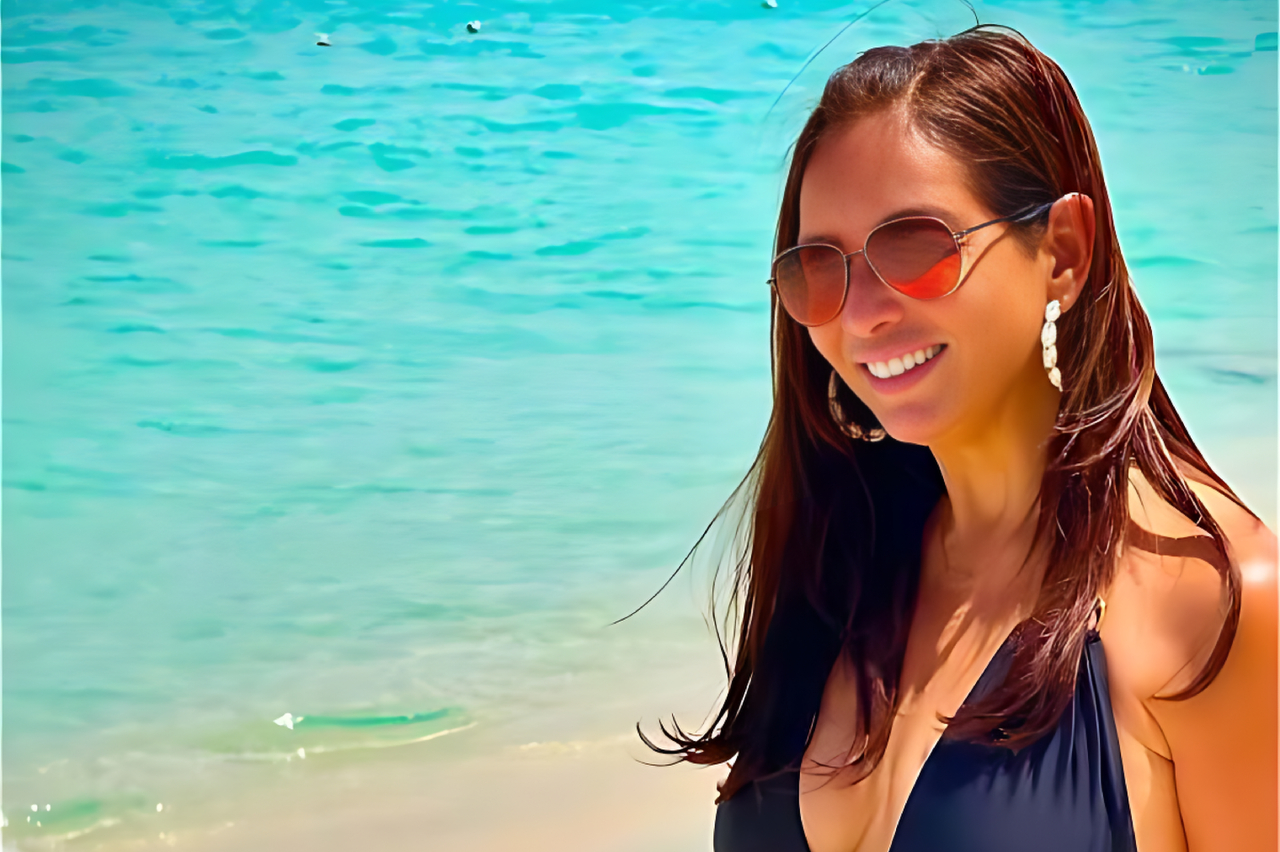Giselle Blondet en trikini negro frente al mar en Isla Catalina
